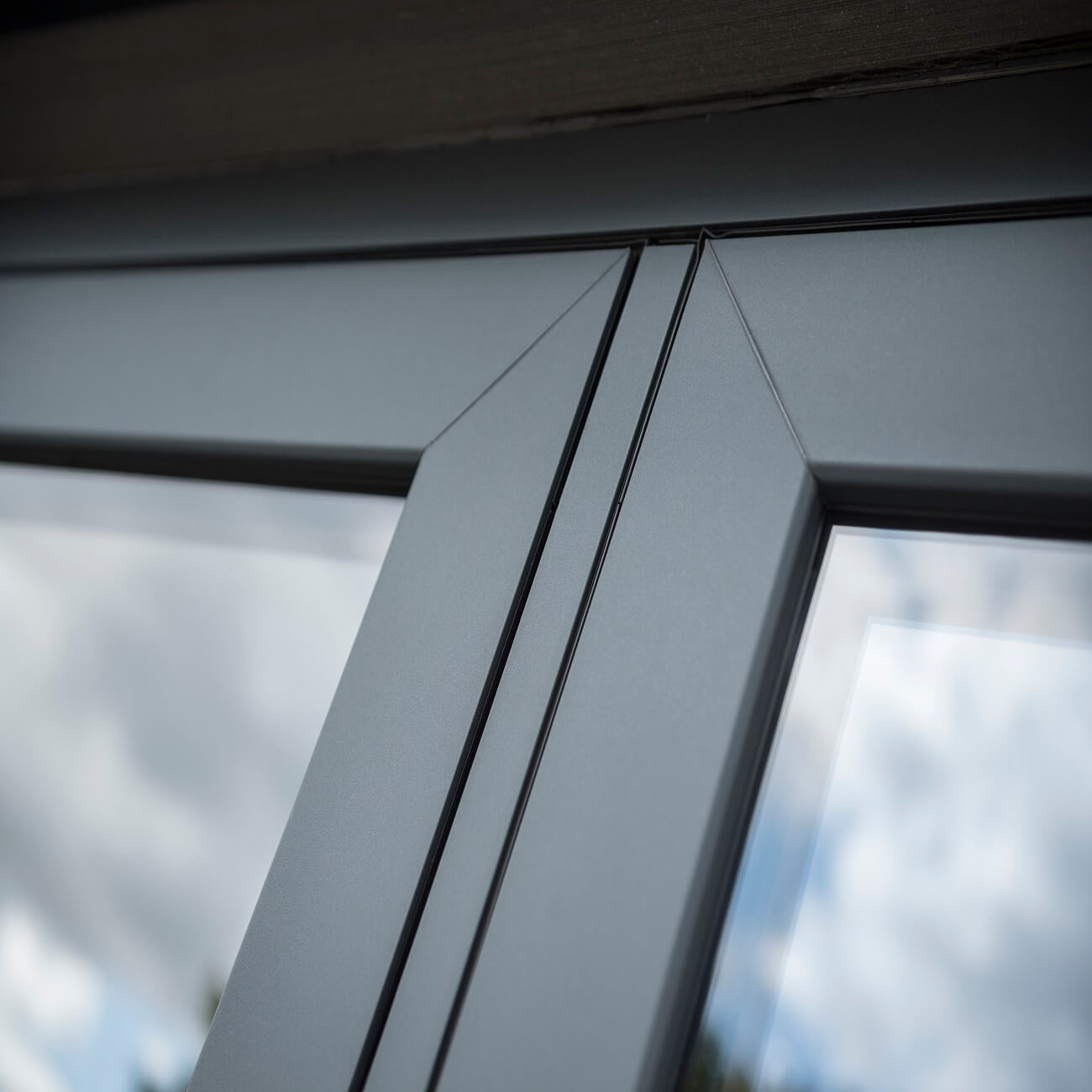Infinity flush door corner welds