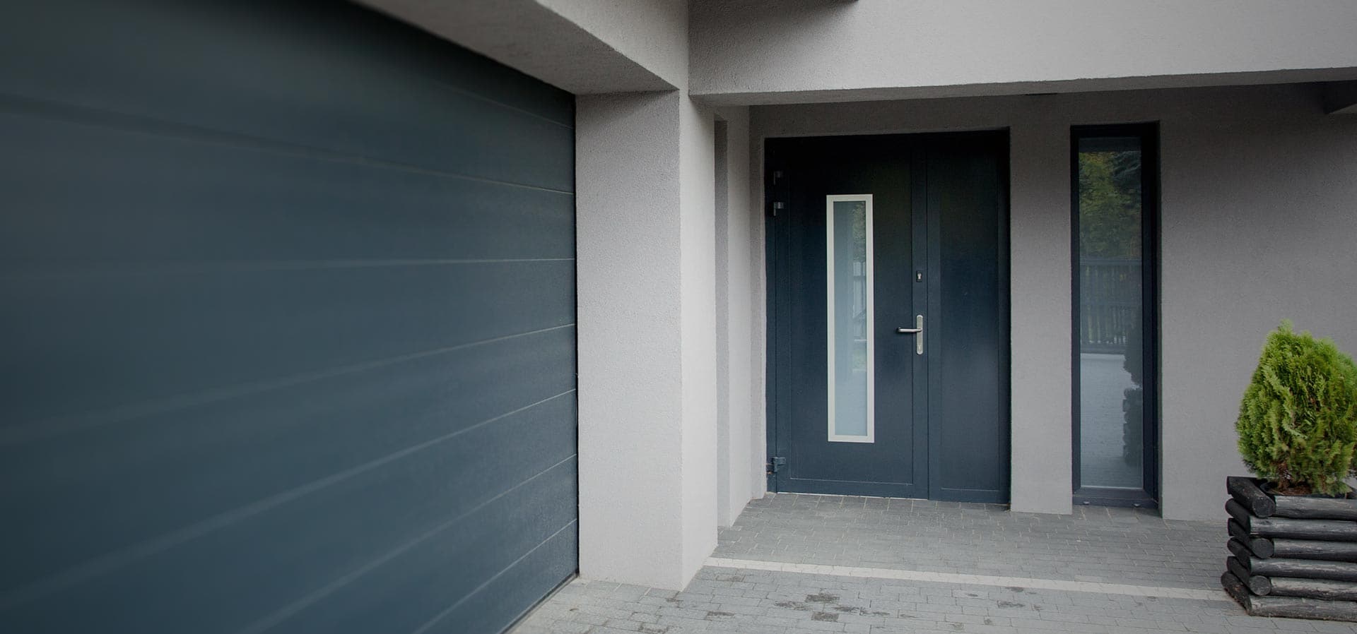 Aluminium entrance door with obscure glass